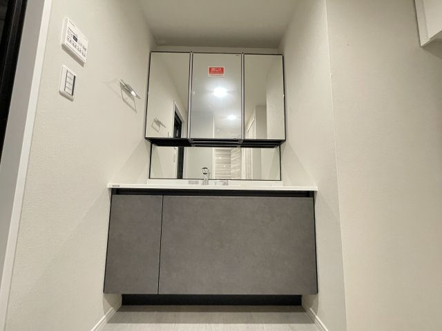 収納力もある明るい洗面台は、大量のストックもスッキリと片付きます。　