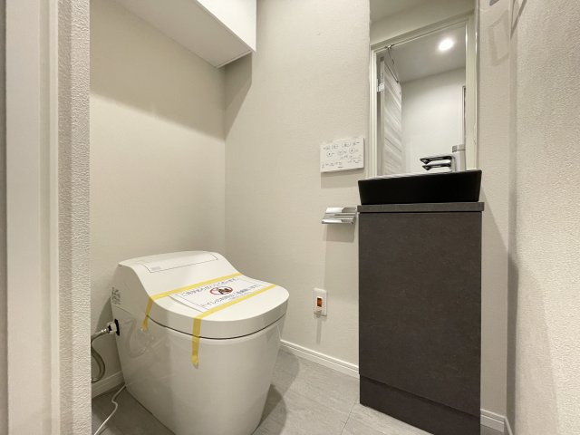 温水洗浄便座付きの清潔感あるトイレは、落ち着いた空間に。　
