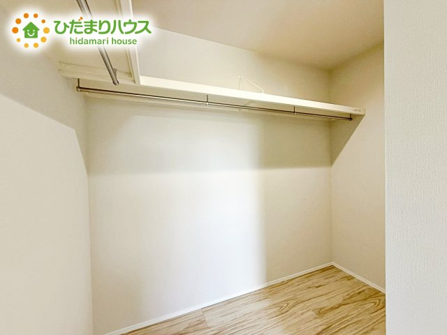 たくさんの洋服をかけてもシワになりにくいウォークインクローゼット。