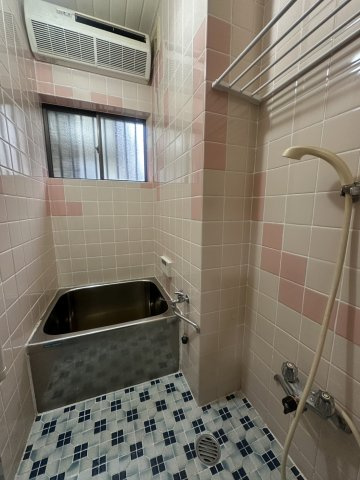 自然換気の行える浴室窓付きのバスルーム！