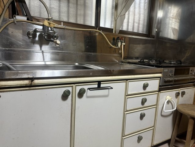 収納豊富なキッチンです。