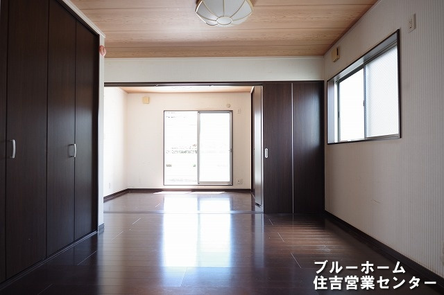 約9.3帖の洋室です！お部屋には収納や窓があります！