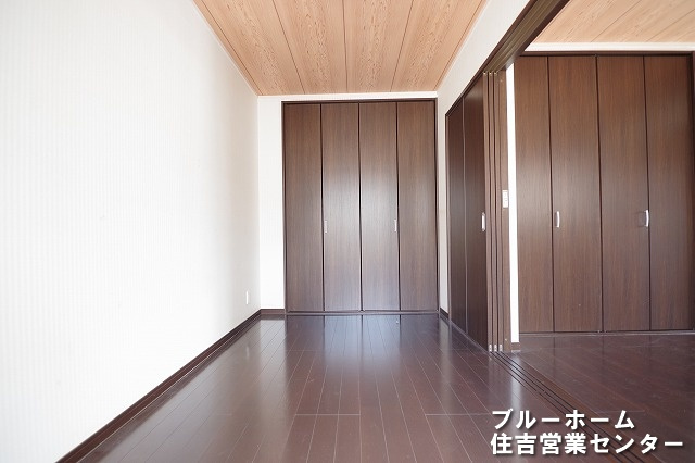 約9.1帖の洋室です！お部屋には収納やバルコニーに面する窓があります！
