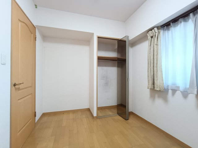 【洋室1　約5.5帖】　落ち着いた雰囲気の洋室。寝室や子ども部屋など、幅広くお使いいただけます。