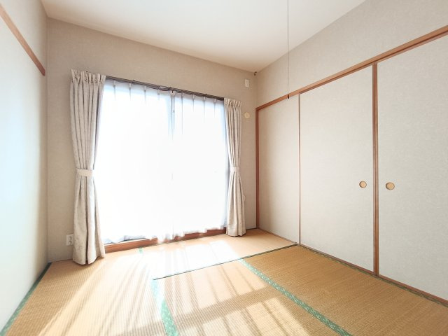 【和室　約6.0帖】　裸足でくつろげる和室もございます。畳の香りでリラックス♪