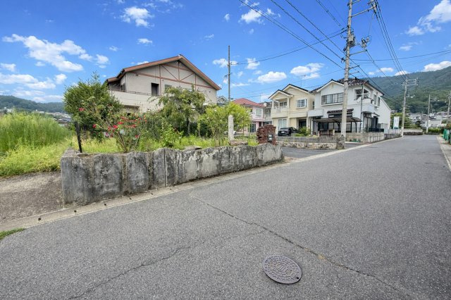 周辺は落ち着いた住宅街で、静かで安心して暮らせる環境です。前面道路は広く、小さなお子様や高齢の方にも安心です。近隣には生活利便施設や公共機関も揃っており、日常の買い物や通勤・通学にも便利な立地です。