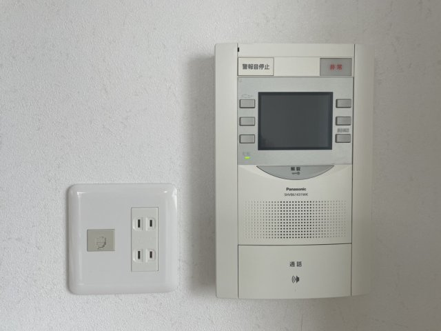来訪者を映像で確認できるモニター付きインターホンを設置。防犯性を高めるだけでなく、小さなお子様のいるご家庭でも安心して対応できます。日々の生活に安心感をプラスしてくれる設備です。