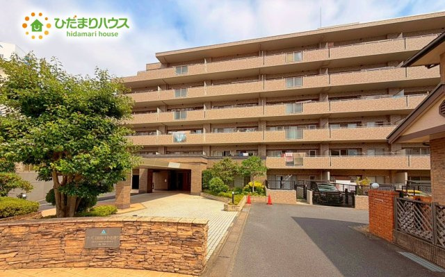 緑豊かな敷地で、落ち着いた住環境が魅力です。