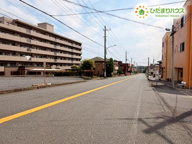 前面道路は見通しが良く、お車の出入りもスムーズです。