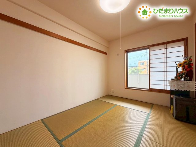 リビングとつながる続き間の和室で、開放感のある空間です。