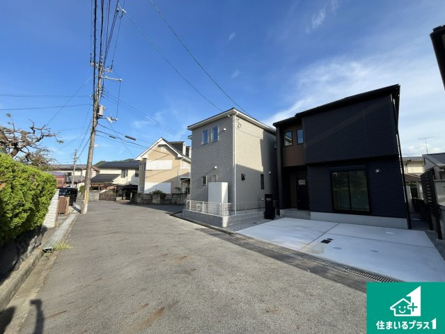 周辺は閑静な住宅街！前面道路広々で車の出し入れも便利です。駐車が苦手な方でも安心して車庫入れできます！
