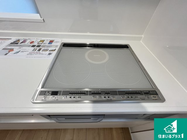 火を使わないので、安心なＩＨコンロ！でこぼこが無い構造なので、掃除もしやすく清潔に保てます！