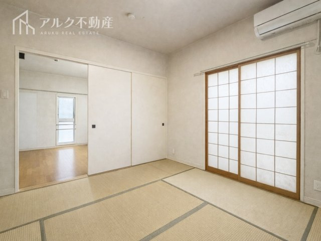 リビング続き間和室約6.0帖です（AIによる荷物消去処理を実施した画像です）