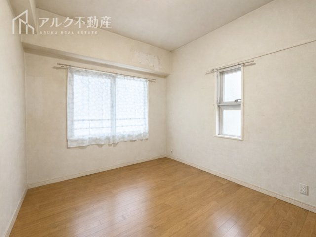 西側洋室約6.0帖です（AIによる荷物消去処理を実施した画像です）