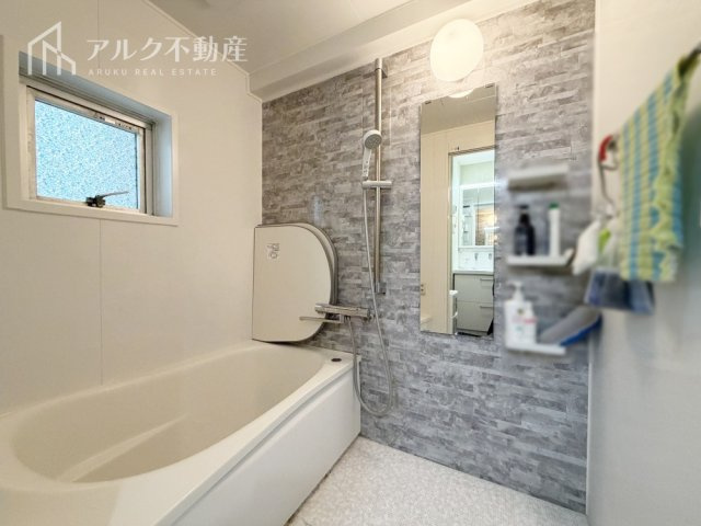 自然換気の行える浴室窓付きのバスルーム！