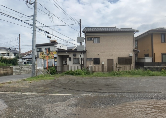 土地の前の道路に消火栓が設置されていることがあります。この場合、道路交通法第45条第1項により、駐車禁止の場所が指定されています。そのため、車庫などの駐車スペースをつくることができない場合があります。