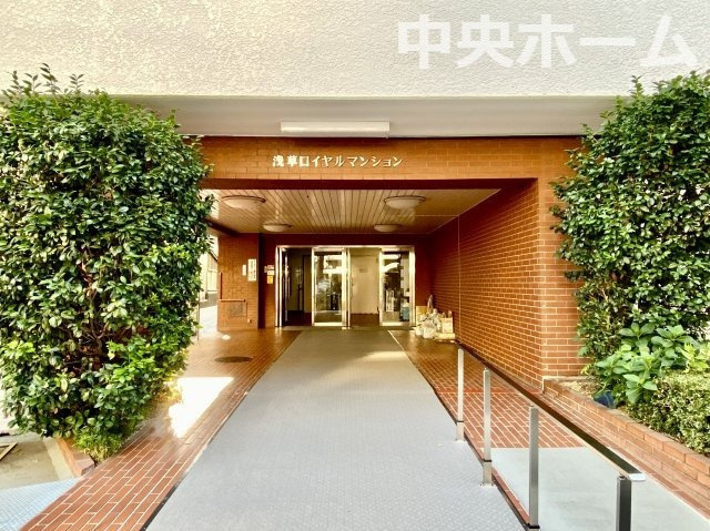 【エントランス】マンションのエントランスは、その物件の印象を決める、顔とも言える場所です。毎日通る場所ですからきれいなのが一番です。エントランス内はオートロックですので暮らしの安全も確保されています。