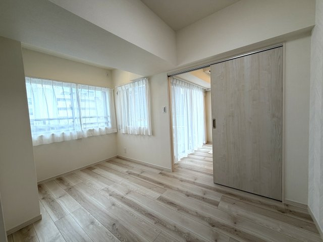 リビング続き間としても独立した居室としても使い分けられる利便性の高さが魅力。