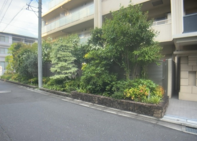 物件によっては、入居者が個人的に使用できる専用庭がついているものもあります。また、住宅の中にある土間の部分を庭と呼ぶこともあります。庭の用途は住む人によって変わり、それによってデザインもさまざまです。