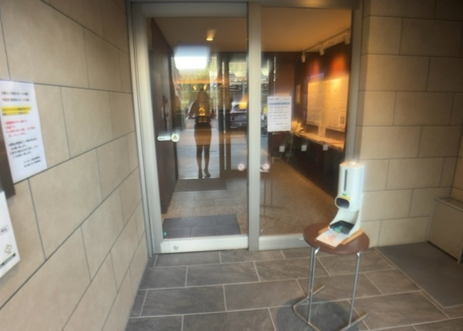 受付はマンションコンシェルジュがいる場合もあれば、管理人が滞在する小部屋を総称して呼ぶことがあります。主にエントランスに設置されていることから、防犯面でも期待ができます。防犯設備がない場合はより安心！