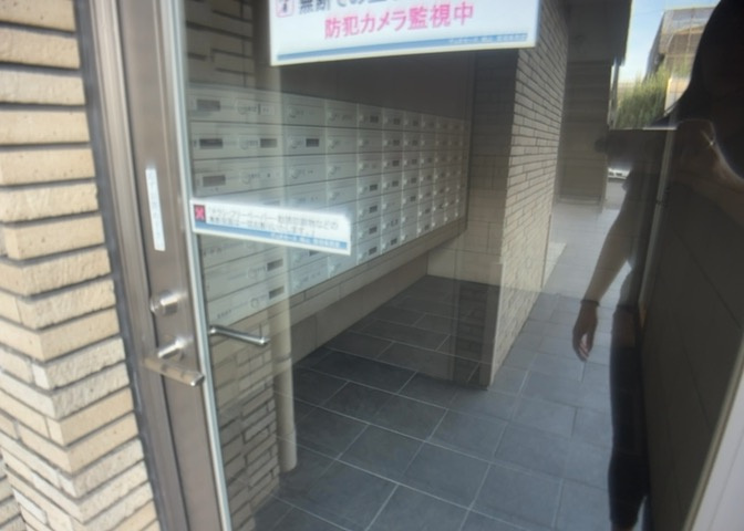 エントランス付近に設置されている集合ポストは、住んでいる部屋と離れているため、ポストをあさるなど誰かに何かされていても被害に気づきにくいです。入居する時には他人に特定されにくい番号で鍵をかけましょう！