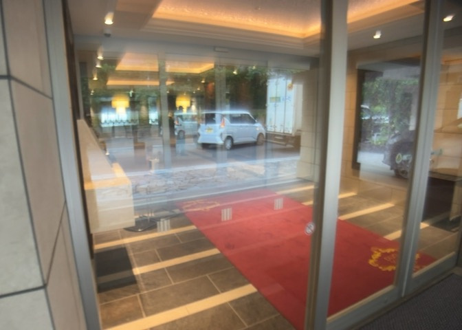 ロビーというと、エントランスと何がちがうの？と思いますよね。実はロビーとエントランスには明確な決まりはありません。物件によっては、エントランスを入って広がるある程度の広さのある空間がロビーとなります。