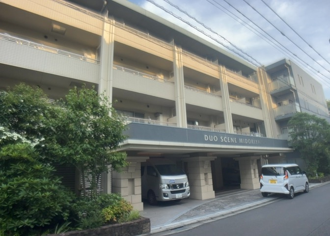 道幅が広い場所は日当たりや風通が良好です。幅が広いのですれ違いも可能ですし大きな車でも駐車可能！一方で、大型車が通ることも多くなるため交通量の増加により騒音に繋がります。また土地の値段が高くなります。