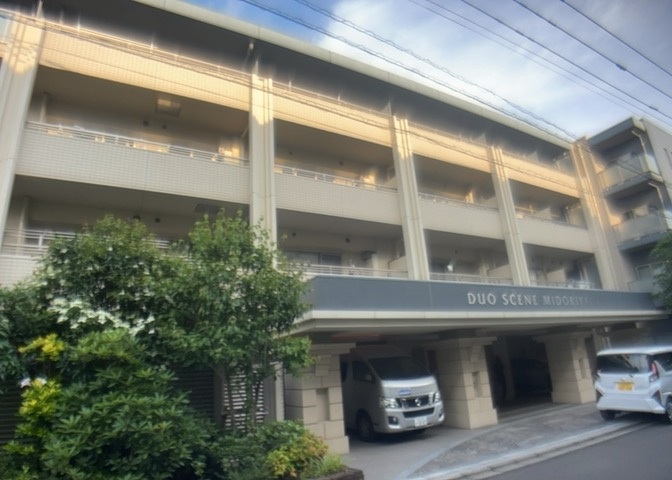 ＲＣ造、Reinforced　Concreteは直訳すると補強されたコンクリートです。主に柱や梁・床・壁が鉄筋とコンクリートで構成おり、鉄筋を組んだ型枠にコンクリートを流し込んで固めたものを指します。