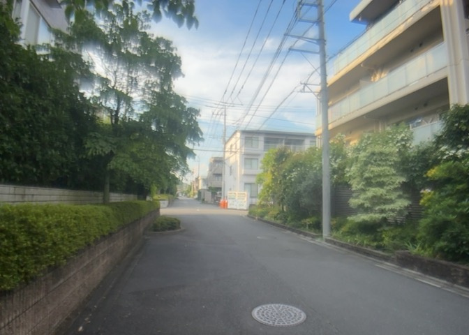 眺望を気にして物件を探す場合、前面に建物が建っていないか現地で確認しましょう！前面に建物があると景色はもちろん、日当たりや風通しにも影響が出てきます。住んだ時のことを想像しながら現地見学をしましょう。