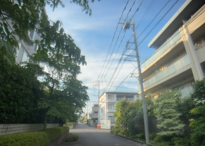 眺望の良さを楽しめるダイニングキッチンで家族団らんの時間を過ごしてはいかがでしょうか。バルコニーから見える景色を家族で眺める時間は、時間が経つのを忘れてしまいそうですね。是非、現地を見に行きましょう！