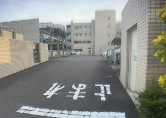 駐車場と明記されていても、最小スペースでつくられた駐車場だと大型車は駐車できなかったり、出入りしにくくなったりする可能性があります。お車のサイズと購入したい物件の駐車場のサイズを現地で確認しましょう。