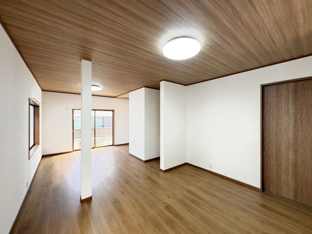 縦長の広々としたLDKは、リビングとダイニングを自然に分けて使いやすいレイアウトです。キッチンから室内を見渡せるため、小さなお子様がいるご家庭にも安心。窓面が多く風通しも良好な快適空間です。