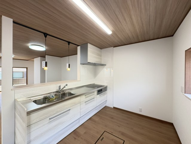 対面式システムキッチンを採用。ご家族との会話を楽しみながら料理ができる空間です。収納力もしっかりあり、調理器具や食器類もすっきり整理可能。広めのキッチンスペースで、毎日の家事も気持ちよく行えます。