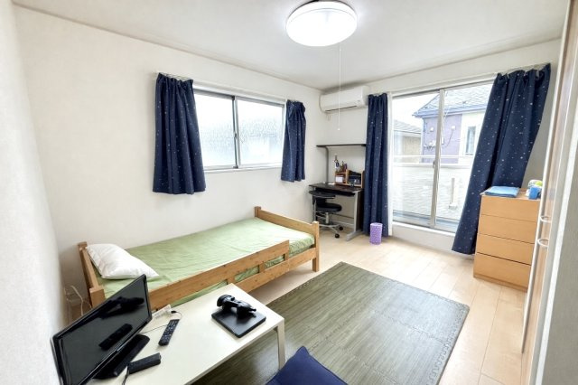 バルコニーへ直接出入りできる明るい洋室。南向きの採光で日中は自然光が差し込み、勉強や趣味の時間も快適に過ごせます。窓を開ければ風通しも良く、心地よい空気が流れる居心地の良いお部屋です。