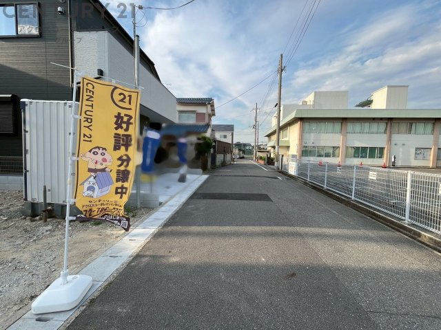 バス停まで徒歩2分、阪急伊丹駅やJR伊丹駅まで数分でアクセスでき、大阪・神戸方面への通勤・通学に便利です。
