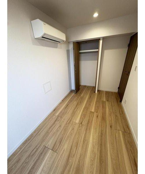洋室にはエアコンも付いています