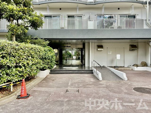 【エントランス】マンションのエントランスは、その物件の印象を決める、顔とも言える場所です。毎日通る場所ですからきれいなのが一番です。エントランス内はオートロックですので暮らしの安全も確保されています。