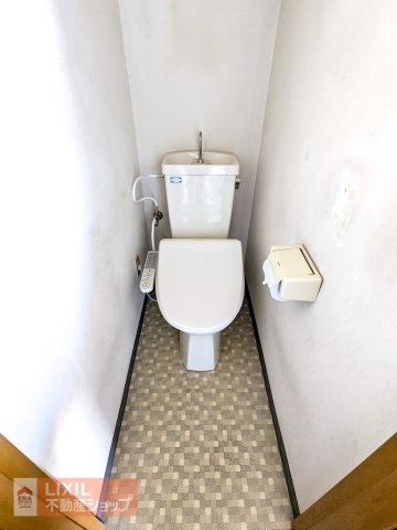 玄関を入ってすぐ右側にトイレがあります！