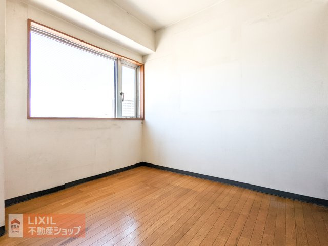 北側の洋室です。コンパクトな分、お掃除も楽で使い勝手の良いサイズ感です。仕事部屋としてはもちろん、大型のウォークインクローゼットのように贅沢に使うこともできます♪