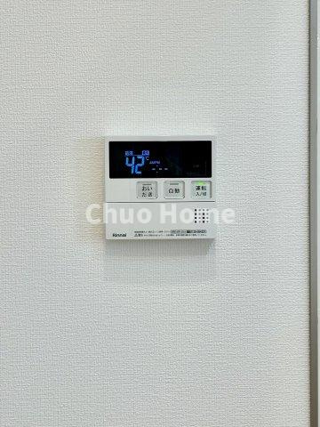 【給湯リモコン】外での一日を忘れさせてくれるオートバス機能でお好みの湯量・温度に調整された浴槽。