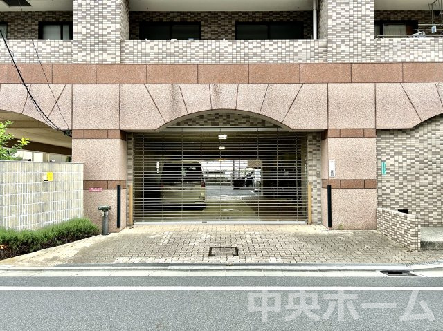 【敷地内駐車場】最新の空き状況や費用などの詳細は担当スタッフまでお問い合わせください。