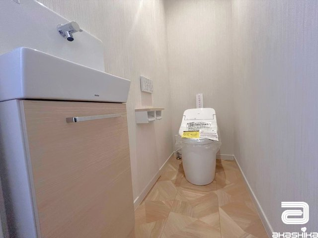 スッキリとしたデザインのトイレは見た目だけでなく、お手入れもしやすくて清潔な空間を保てます。