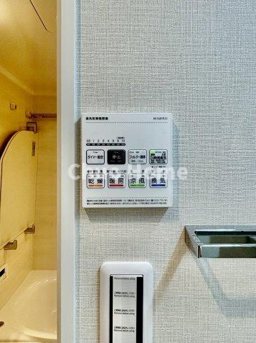 【浴室乾燥機】暖房・冷風・換気・乾燥が可能です。毎日を快適に過ごせるうれしい機能が揃っています。雨の日の洗濯物も安心です。