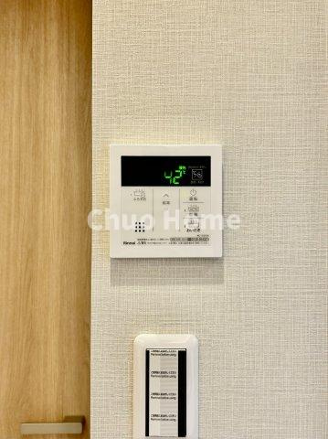 【給湯リモコン】外での一日を忘れさせてくれるオートバス機能でお好みの湯量・温度に調整された浴槽。