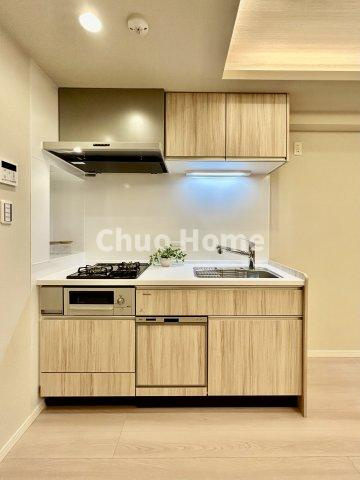 ワイドで収納豊富なシステムキッチン