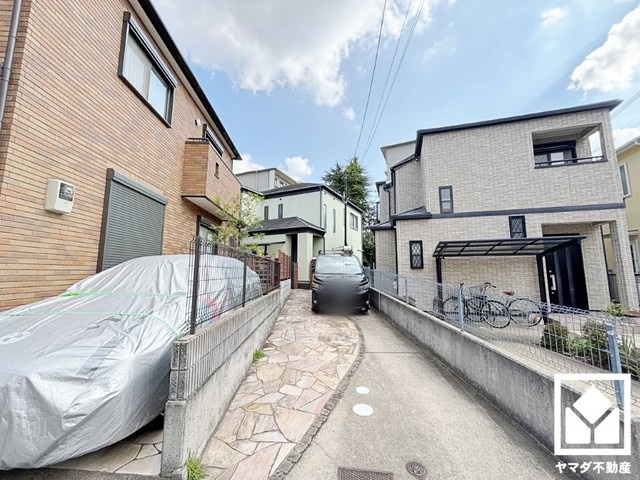 玄関ドアは防犯性の高いディンプルキーを採用。スリット窓から光が差し込み、外出時にも帰宅時にも、明るい気持ちになれる玄関です。