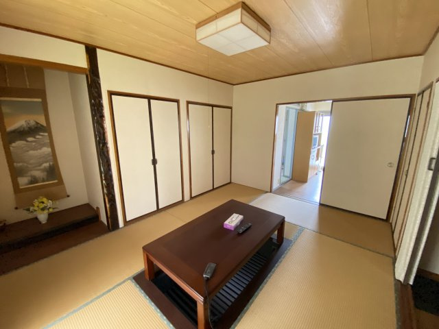 伝統的な和室の魅力を高める掘りごたつを完備。足をゆったりと伸ばしてくつろげるため、長時間の団らんにも重宝します。冬場はこたつ布団を使って暖かく、年中快適に過ごせる空間ですよ。