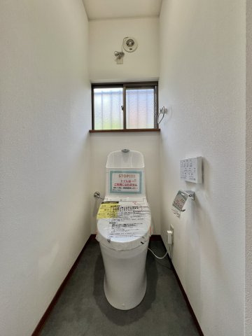 トイレは新品交換済で窓もあり換気もできます。