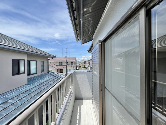少し長めのバルコニーでお天気の良い日にはお布団など沢山気持ちよく干せそうです！