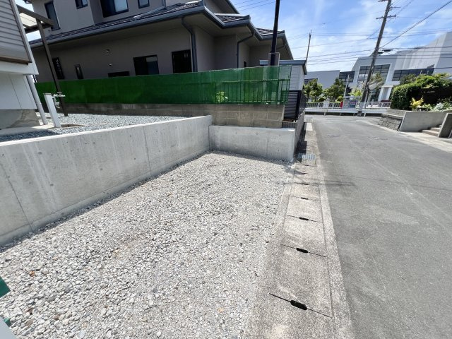 車種にもよりますが1台分の駐車スペースがあります。